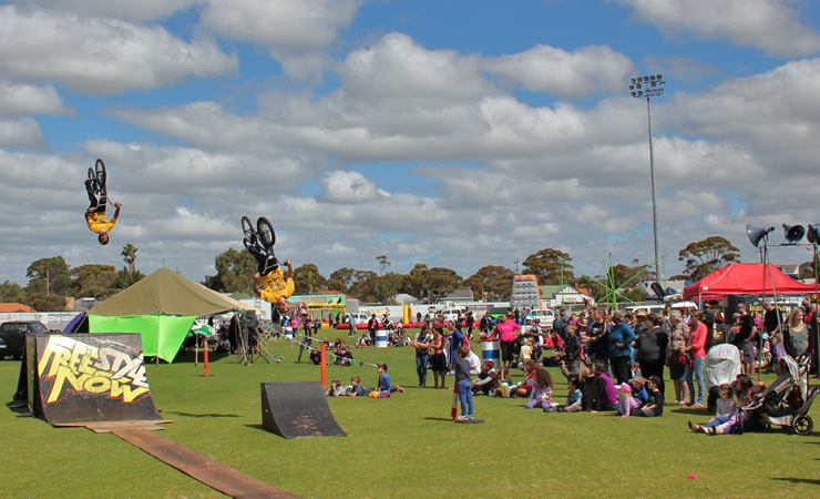 Kellerberrin bmx stunt shows 2013 1